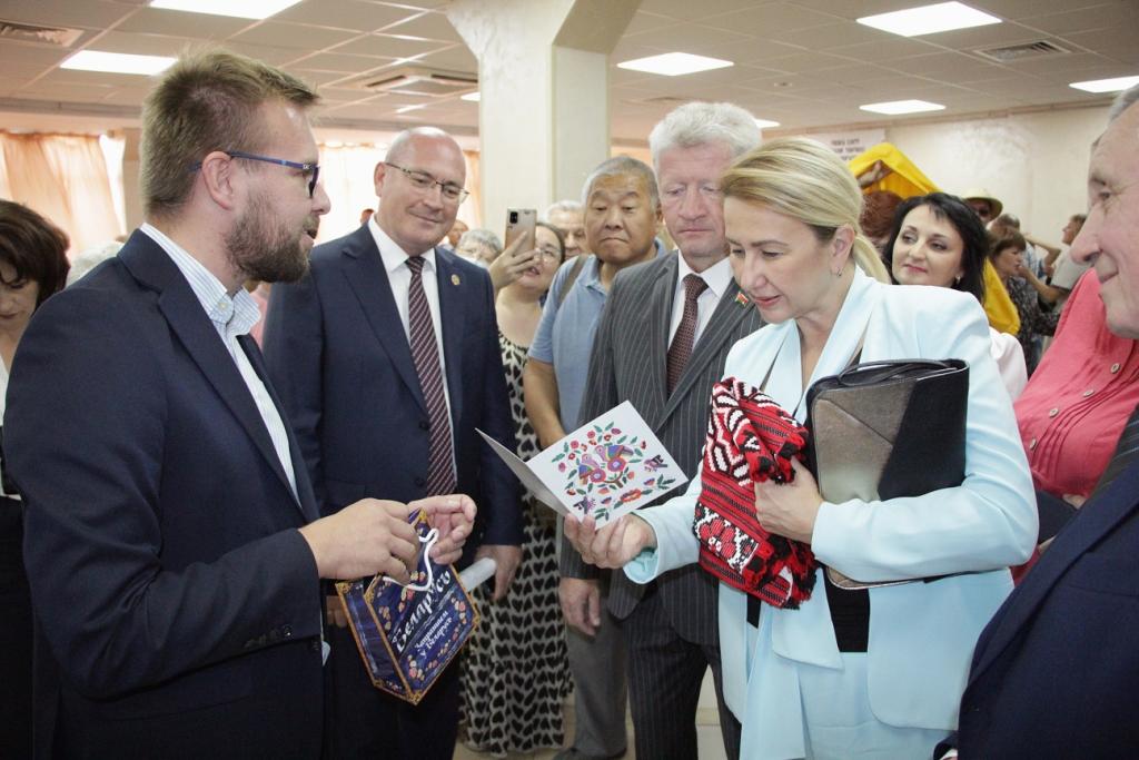 В Доме Дружбы народов Татарстана открылась выставка национального белорусского костюма и рушников