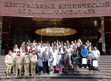 Московские школьники и студенты поздравили с наступающим Днём Великой Победы ветеранов в ЦКВГ