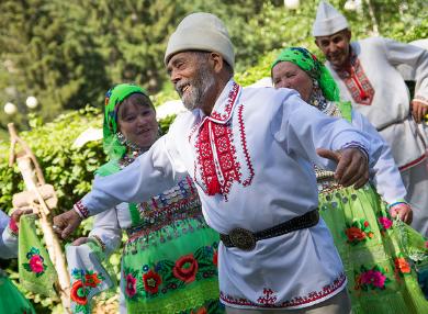 Бег бабушек и показ национальных костюмов состоялись на «Пеледыш пайреме» в Москве
