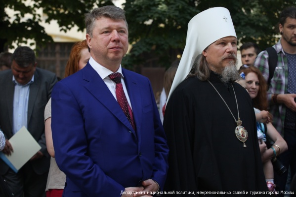 Фотовыставка на Гоголевском бульваре, посвященная социальным проектам новых православных приходов 