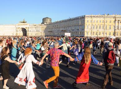 В рамках фестивального движения "Хороводы России"  состоится крупномасштабная хороводная акция - ХОРОВОД МИРА