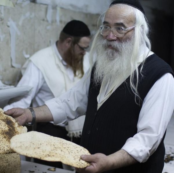 К еврейскому празднику в столице испекут самую большую мацу в Европе   