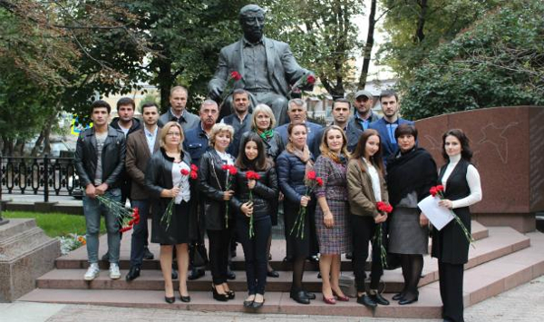 У памятника Расула Гамзатова собрались представители дагестанского землячества 