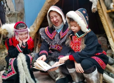 В Таймырском Доме народного творчества презентовали книгу "Самым маленьким - подарок" на долганском языке 