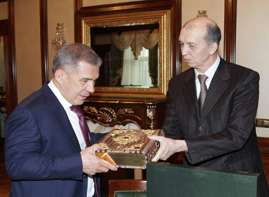 Татары Москвы передали Президенту Татарстана  редкий экземпляр Корана