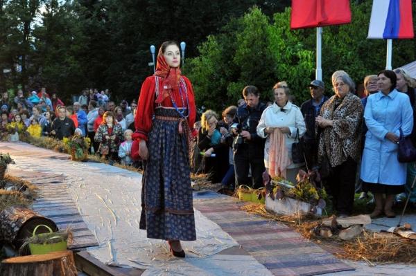 Реконструированные народные костюмы покажут на "Сарафане" в Великом Новгороде  