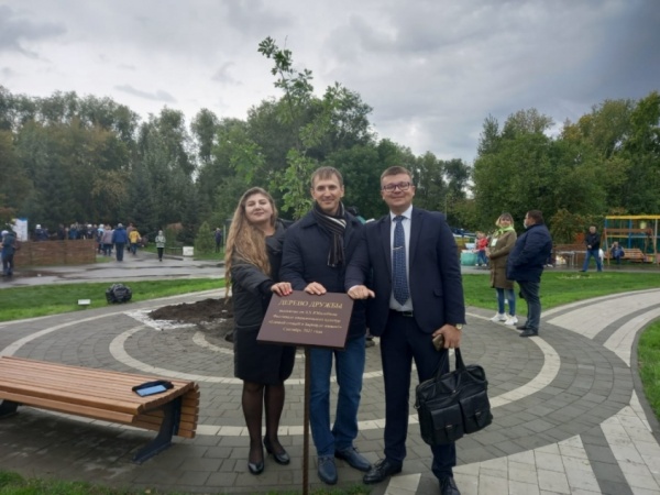 На фестивале национальных культур в Барнауле торжественно высадили Дерево дружбы