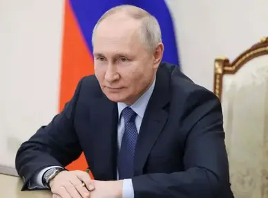 Путин поздравил граждан с Днем России  