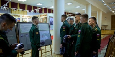 В Московском высшем общевойсковом командном училище открылась выставка «Подвиг Кремлевских курсантов в годы Великой Отечественной войны»