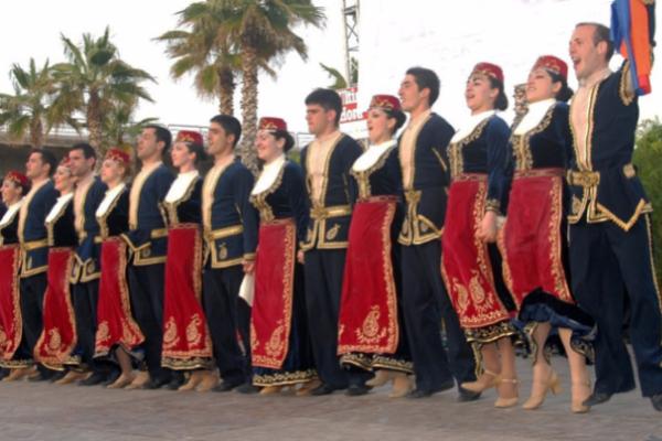 В Москве гостей праздника "Абрикос" научат армянскому танцу "Кочари" 