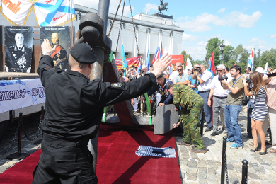 Белорусские ветераны флота передали адмиралтейский якорь Подмосковью