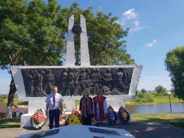Возложение цветов к памятнику войнам Красной Армии в г. Туров
