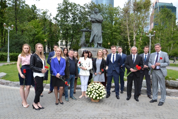 Состоялась церемония возложения цветов к памятнику Янки Купалы