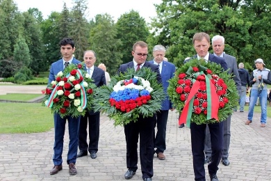 В латвийском городе Елгава состоялся торжественный митинг в честь 75-й годовщины освобождения города от немецко-фашистских оккупантов