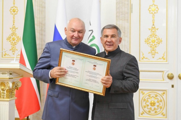 Президент Р.Н. Минниханов наградил Федеральную национально-культурную автономию татар