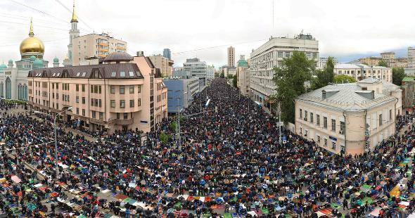 Более 250 тысяч мусульман помолились на Ураза-байраме в Москве